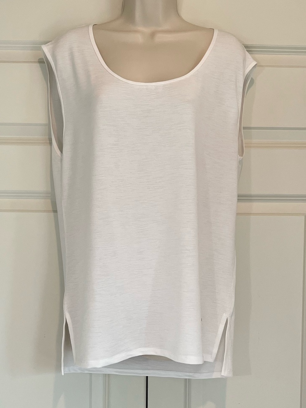 Icyzone White Sleeveless Scoop Neck Tank Top